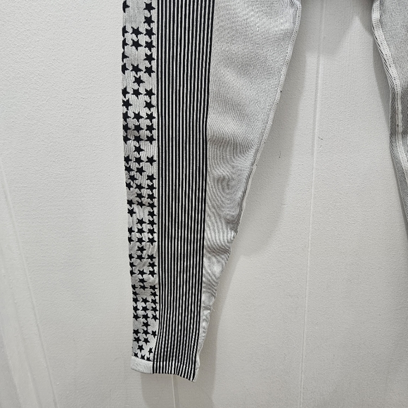 Fabletics High Waisted Seamless Star Capri Leggings Size Medium - Picture 9 of 9